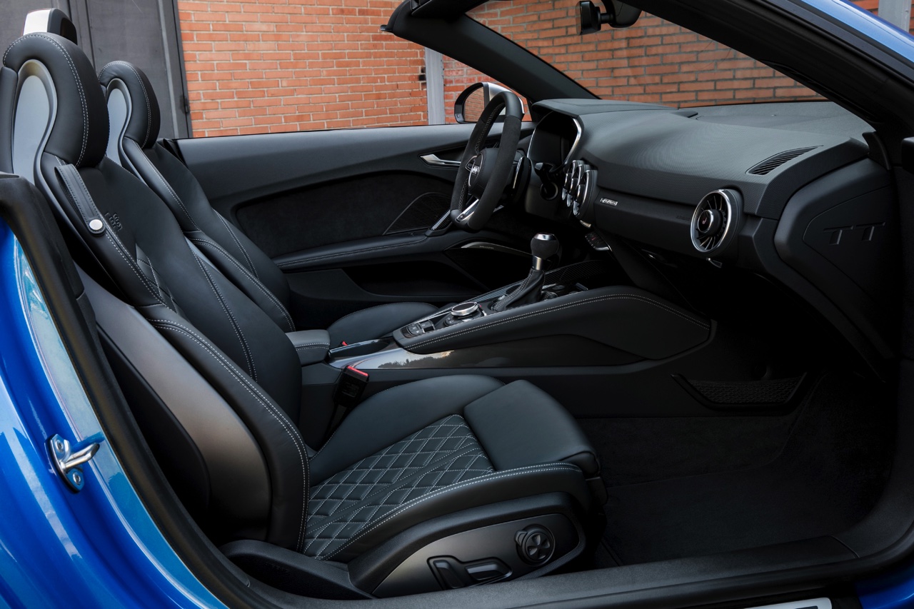 Autotest Audi TT RS 2.5 TFSI, de nieuwe generatie TT RS met compleet herziene vijfcilinder. Worden wij vrolijk van 400 pk en een sportuilaat? We gaan rijden!
