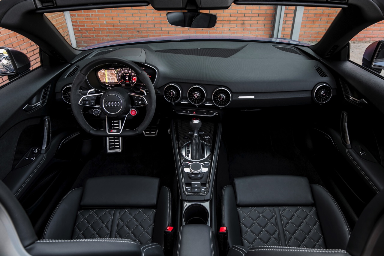 Autotest Audi TT RS 2.5 TFSI, de nieuwe generatie TT RS met compleet herziene vijfcilinder. Worden wij vrolijk van 400 pk en een sportuilaat? We gaan rijden!