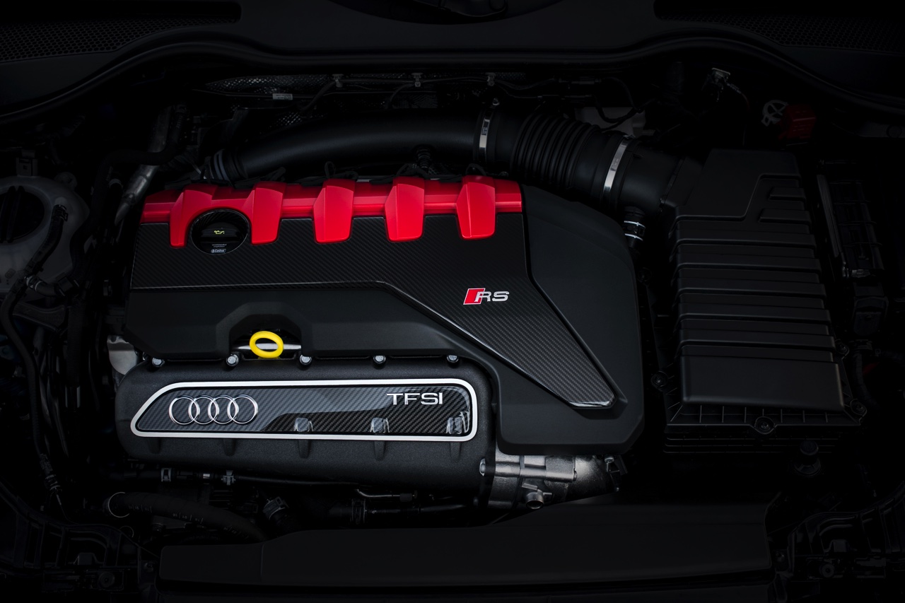 Autotest Audi TT RS 2.5 TFSI, de nieuwe generatie TT RS met compleet herziene vijfcilinder. Worden wij vrolijk van 400 pk en een sportuilaat? We gaan rijden!
