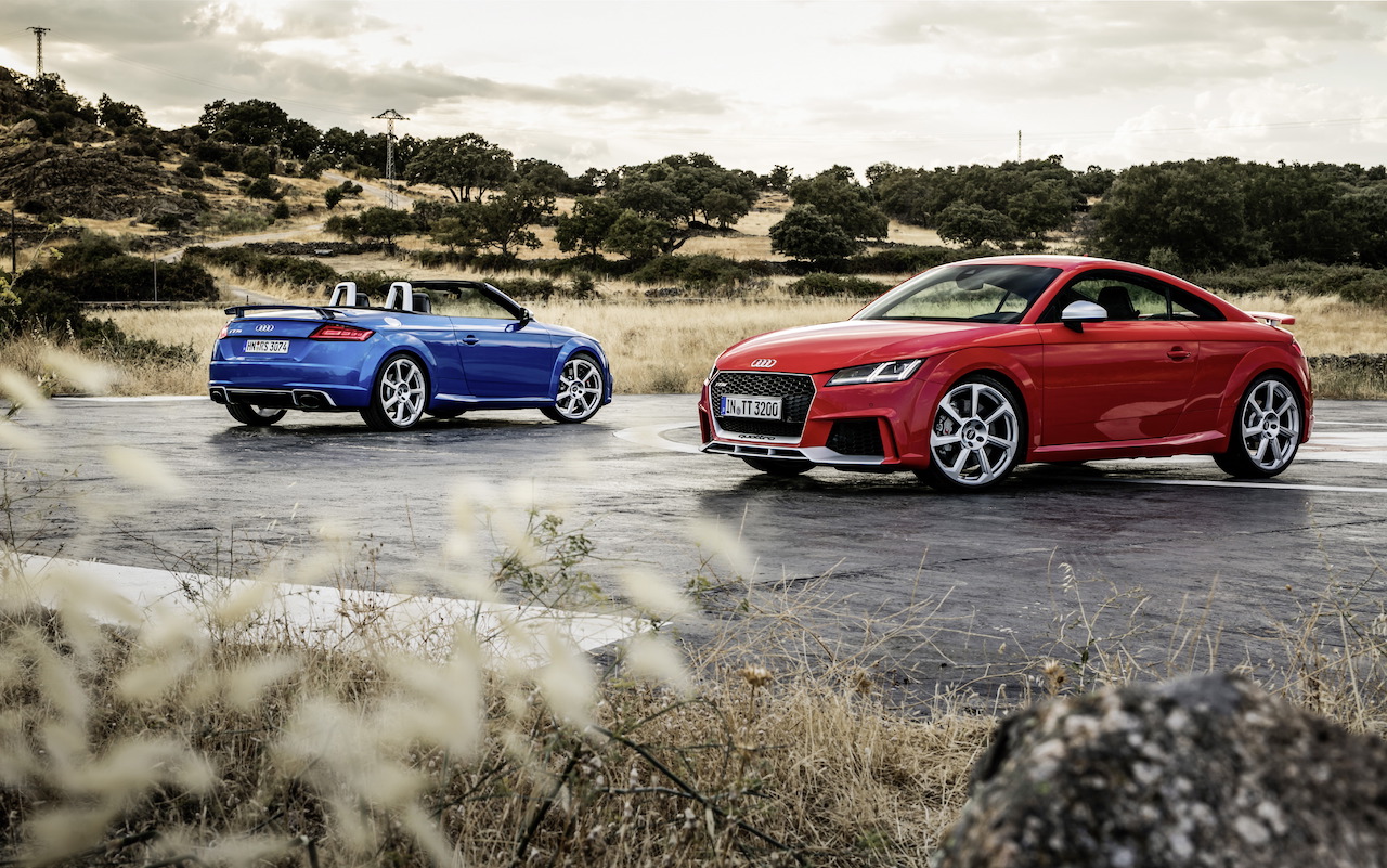 Autotest Audi TT RS 2.5 TFSI, de nieuwe generatie TT RS met compleet herziene vijfcilinder. Worden wij vrolijk van 400 pk en een sportuilaat? We gaan rijden!