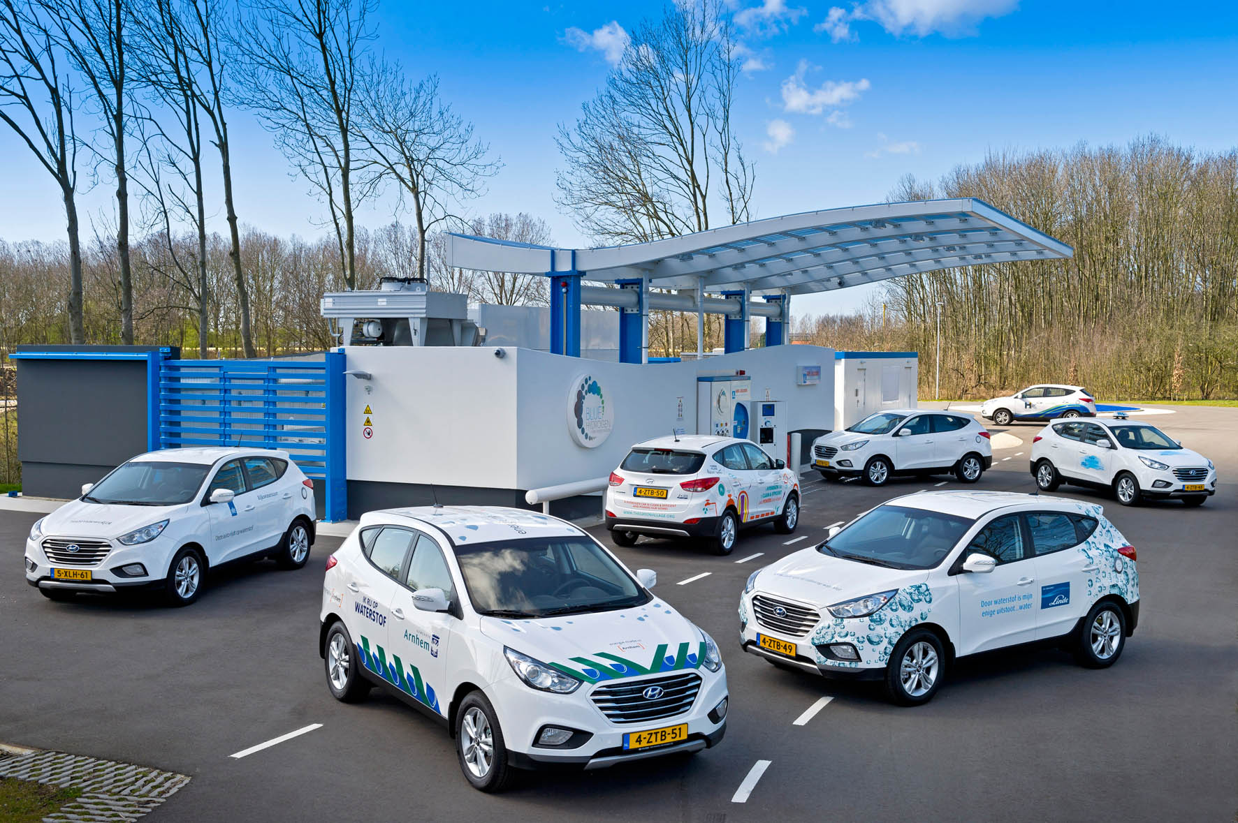 Hyundai ontwikkelt nieuwe waterstofauto in 2018. De eerste exemplaren van de ix35 Fuel Cell FCEV zijn inmiddels in Nederland uitgeleverd.
