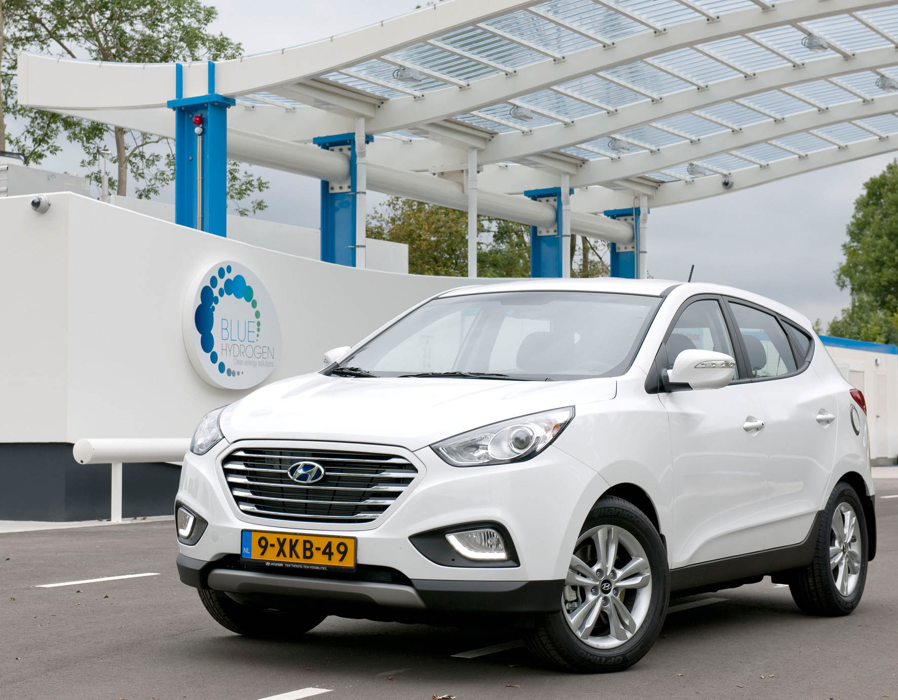 Hyundai ontwikkelt nieuwe waterstofauto in 2018. De eerste exemplaren van de ix35 Fuel Cell FCEV zijn inmiddels in Nederland uitgeleverd.
