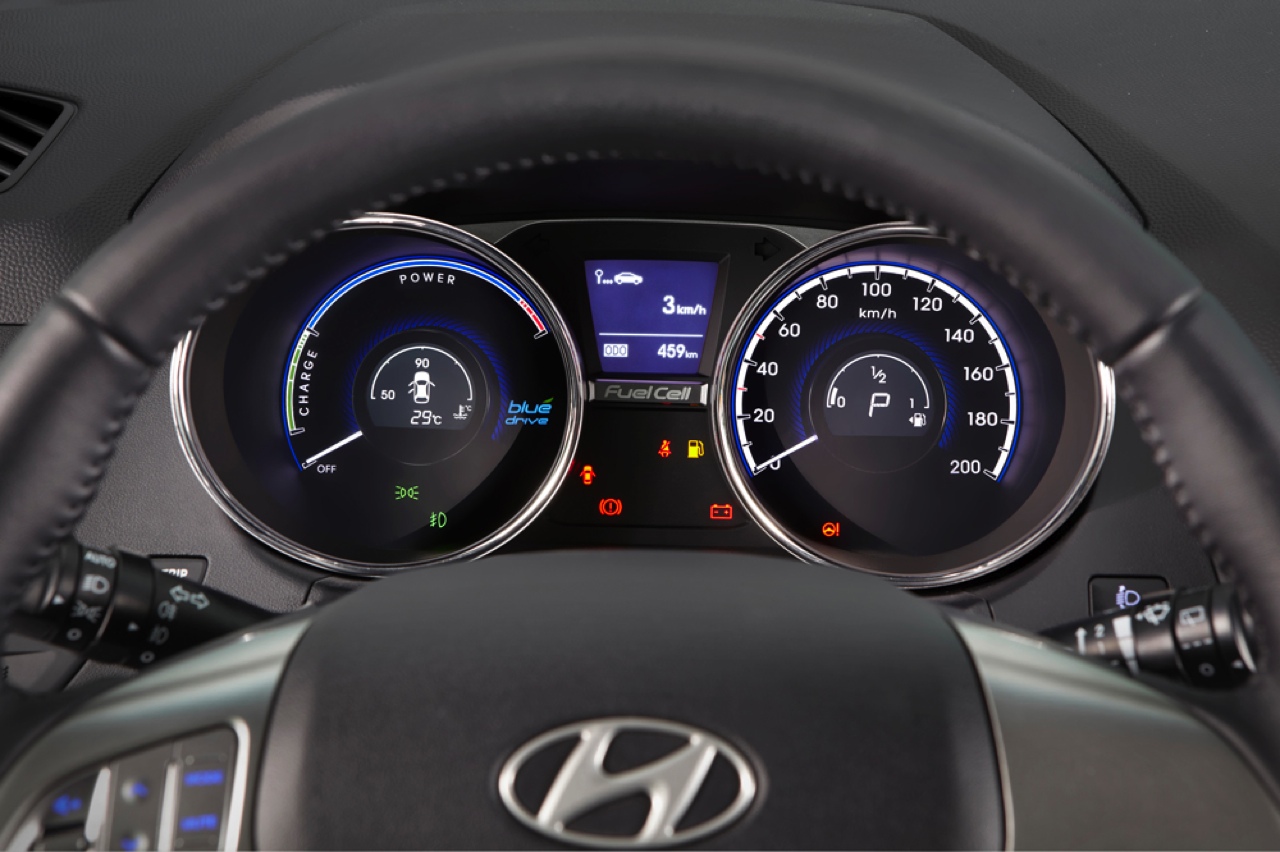 Hyundai ontwikkelt nieuwe waterstofauto in 2018. De eerste exemplaren van de ix35 Fuel Cell FCEV zijn inmiddels in Nederland uitgeleverd.