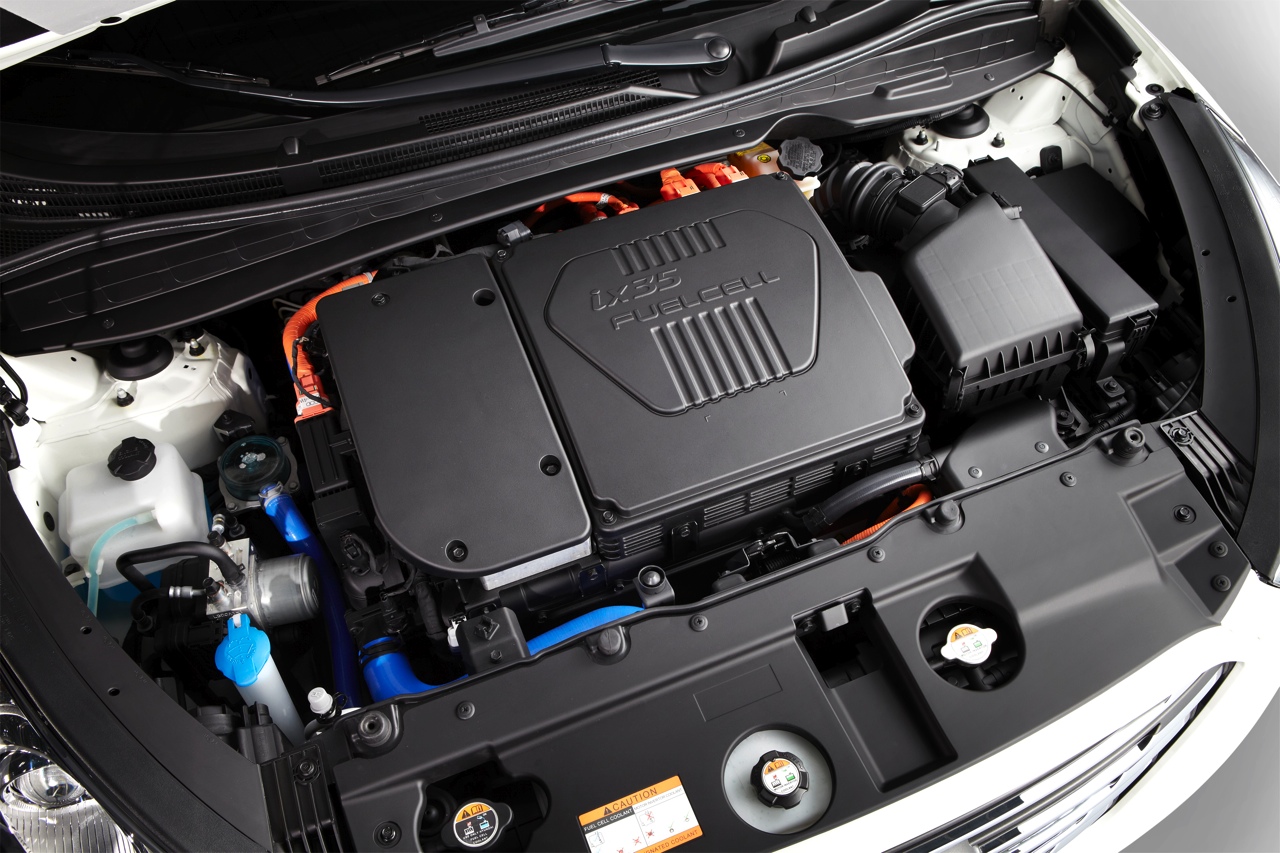 Hyundai ontwikkelt nieuwe waterstofauto in 2018. De eerste exemplaren van de ix35 Fuel Cell FCEV zijn inmiddels in Nederland uitgeleverd.