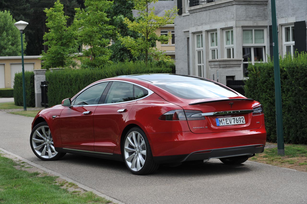 Tesla vraagt zijn klanten videobeelden met hen te delen voor de verdere ontwikkeling van autonoom rijden.