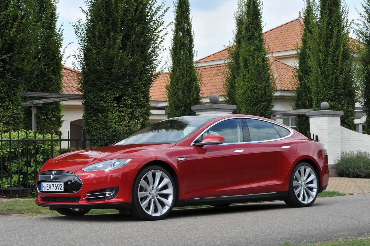 Tesla vraagt zijn klanten videobeelden met hen te delen voor de verdere ontwikkeling van autonoom rijden.