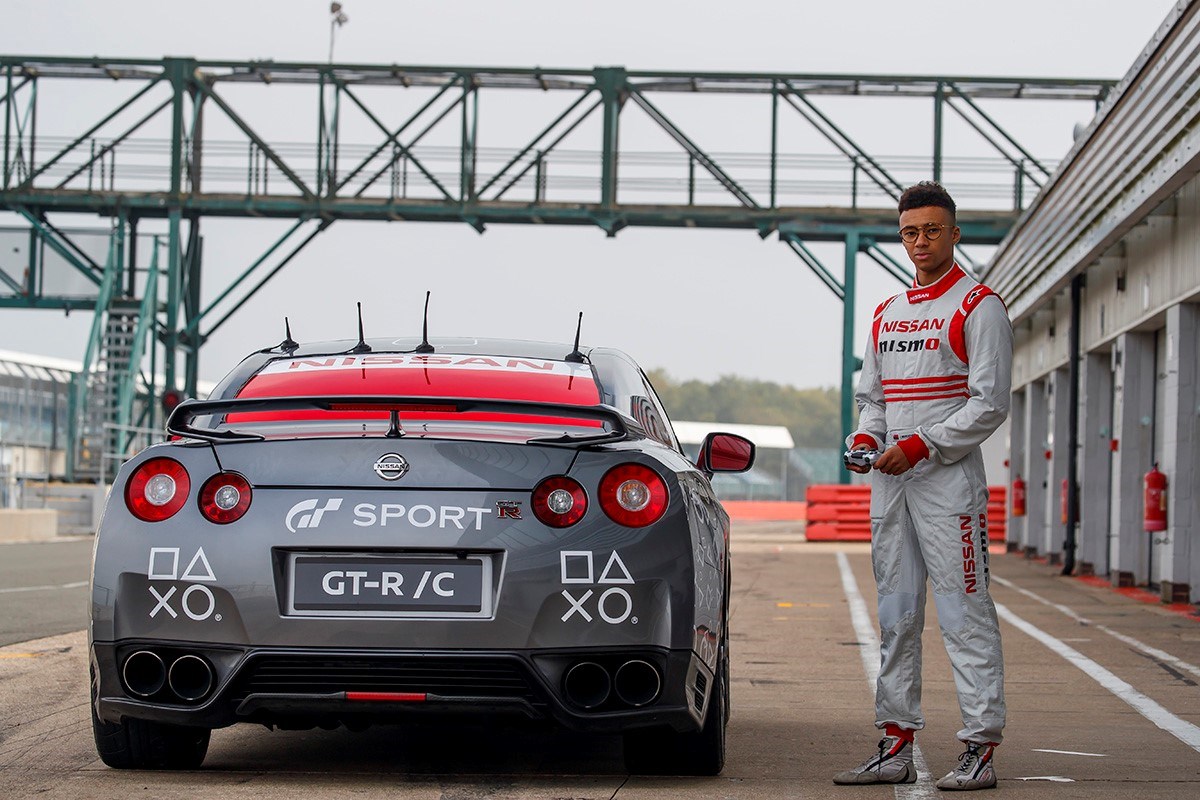 Nissan GT Academy winnaar Jann Mardenborough bestuurde op afstand een Nissan GT-R vanuit een helikopter over het circuit van Silverstone.