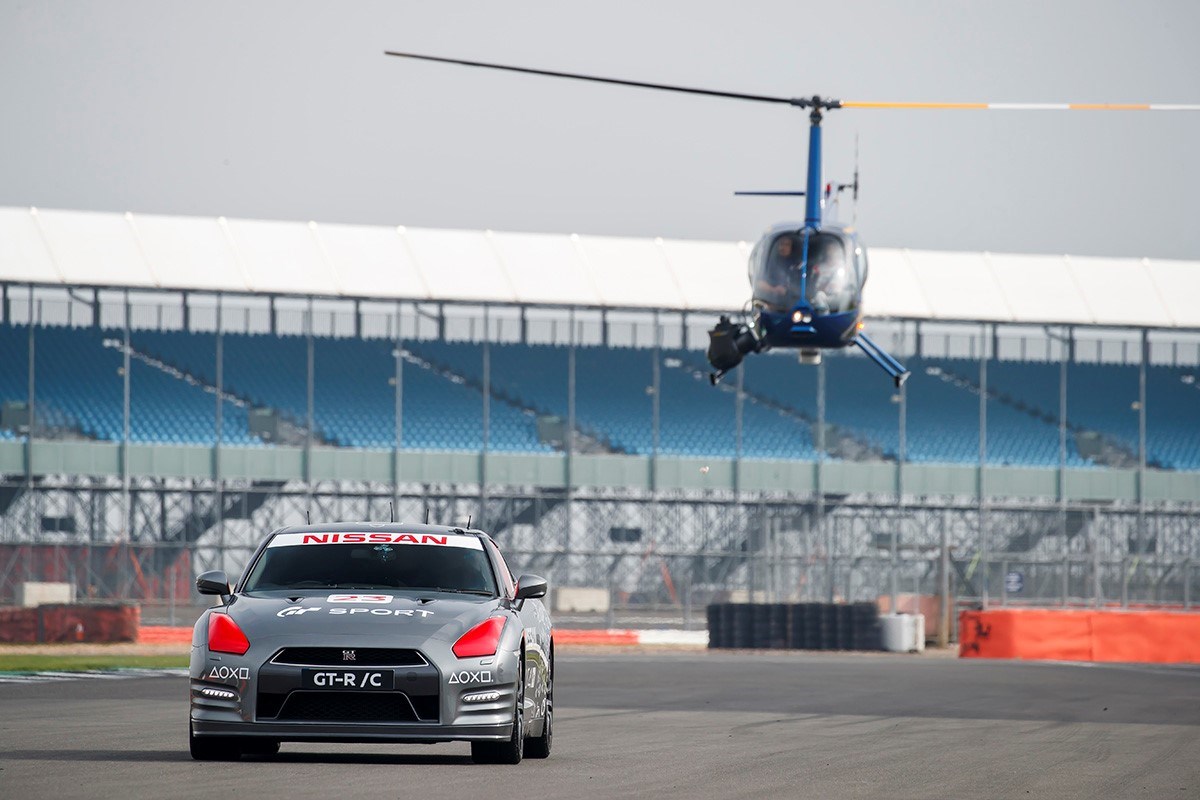 Nissan GT Academy winnaar Jann Mardenborough bestuurde op afstand een Nissan GT-R vanuit een helikopter over het circuit van Silverstone.