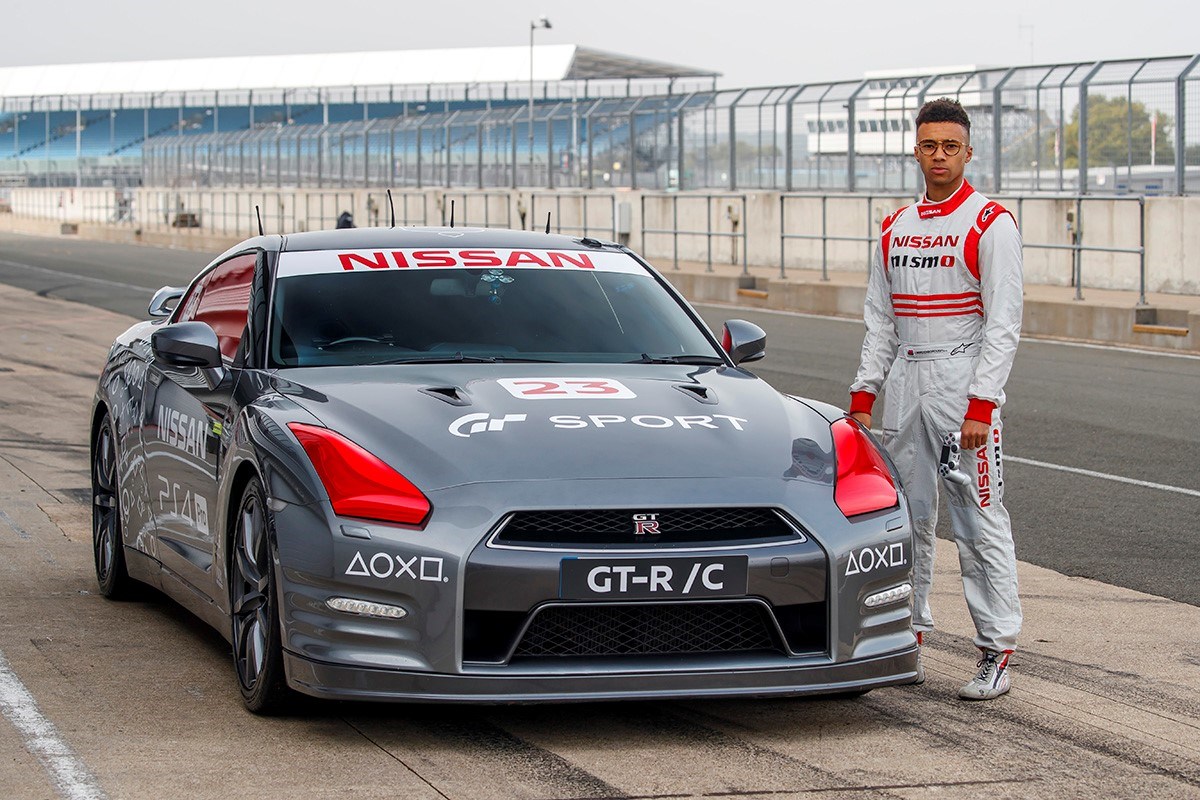 Nissan GT Academy winnaar Jann Mardenborough bestuurde op afstand een Nissan GT-R vanuit een helikopter over het circuit van Silverstone.