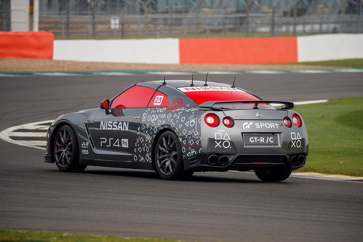 Nissan GT Academy winnaar Jann Mardenborough bestuurde op afstand een Nissan GT-R vanuit een helikopter over het circuit van Silverstone.