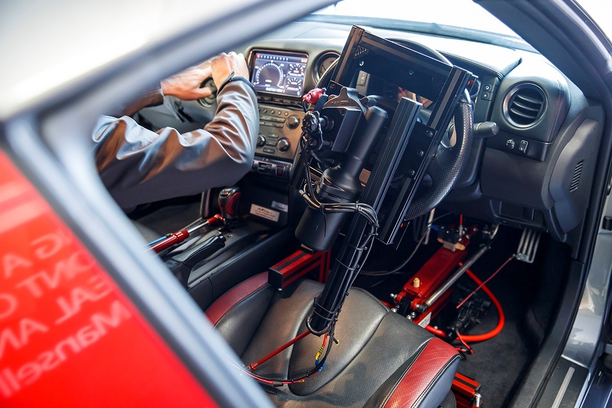 Nissan GT Academy winnaar Jann Mardenborough bestuurde op afstand een Nissan GT-R vanuit een helikopter over het circuit van Silverstone.