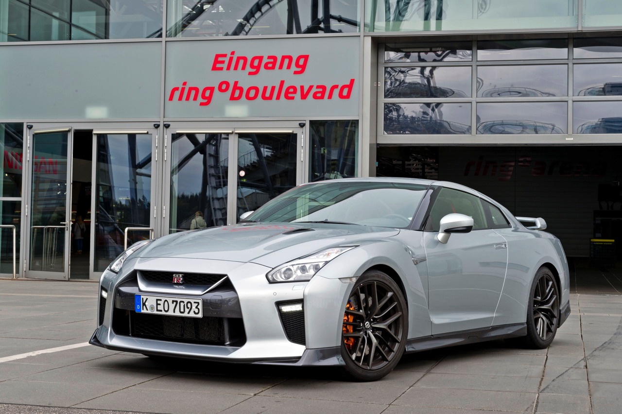 AutoVandaag deed een rijtest met de vernieuwde 2017 Nissan GT-R. Deze keer meer optische dan technische aanpassingen. Hoe pakt dat uit voor de verpletterende GT-R?