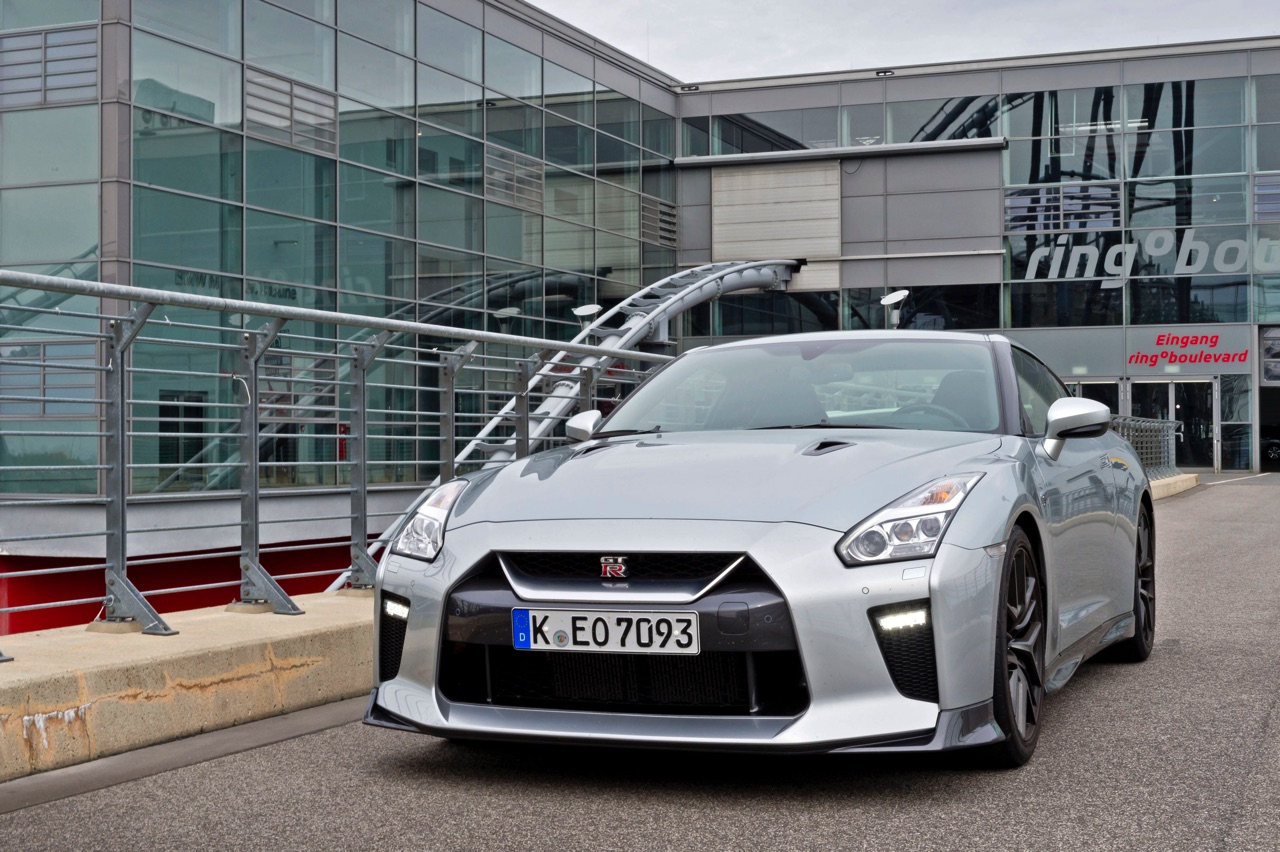 AutoVandaag deed een rijtest met de vernieuwde 2017 Nissan GT-R. Deze keer meer optische dan technische aanpassingen. Hoe pakt dat uit voor de verpletterende GT-R?