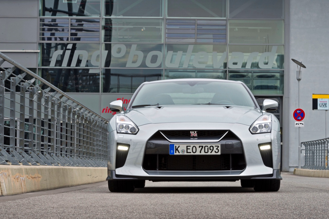AutoVandaag deed een rijtest met de vernieuwde 2017 Nissan GT-R. Deze keer meer optische dan technische aanpassingen. Hoe pakt dat uit voor de verpletterende GT-R?