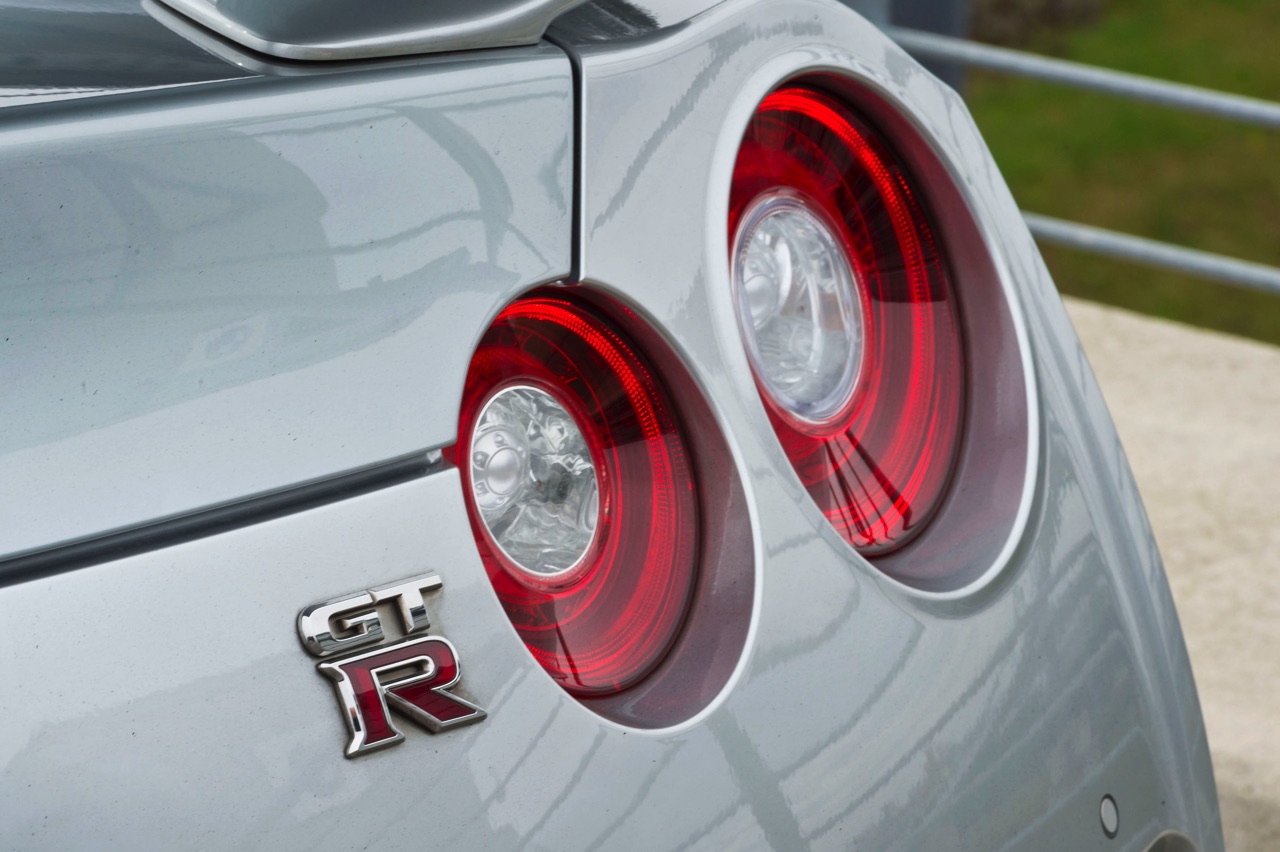 AutoVandaag deed een rijtest met de vernieuwde 2017 Nissan GT-R. Deze keer meer optische dan technische aanpassingen. Hoe pakt dat uit voor de verpletterende GT-R?