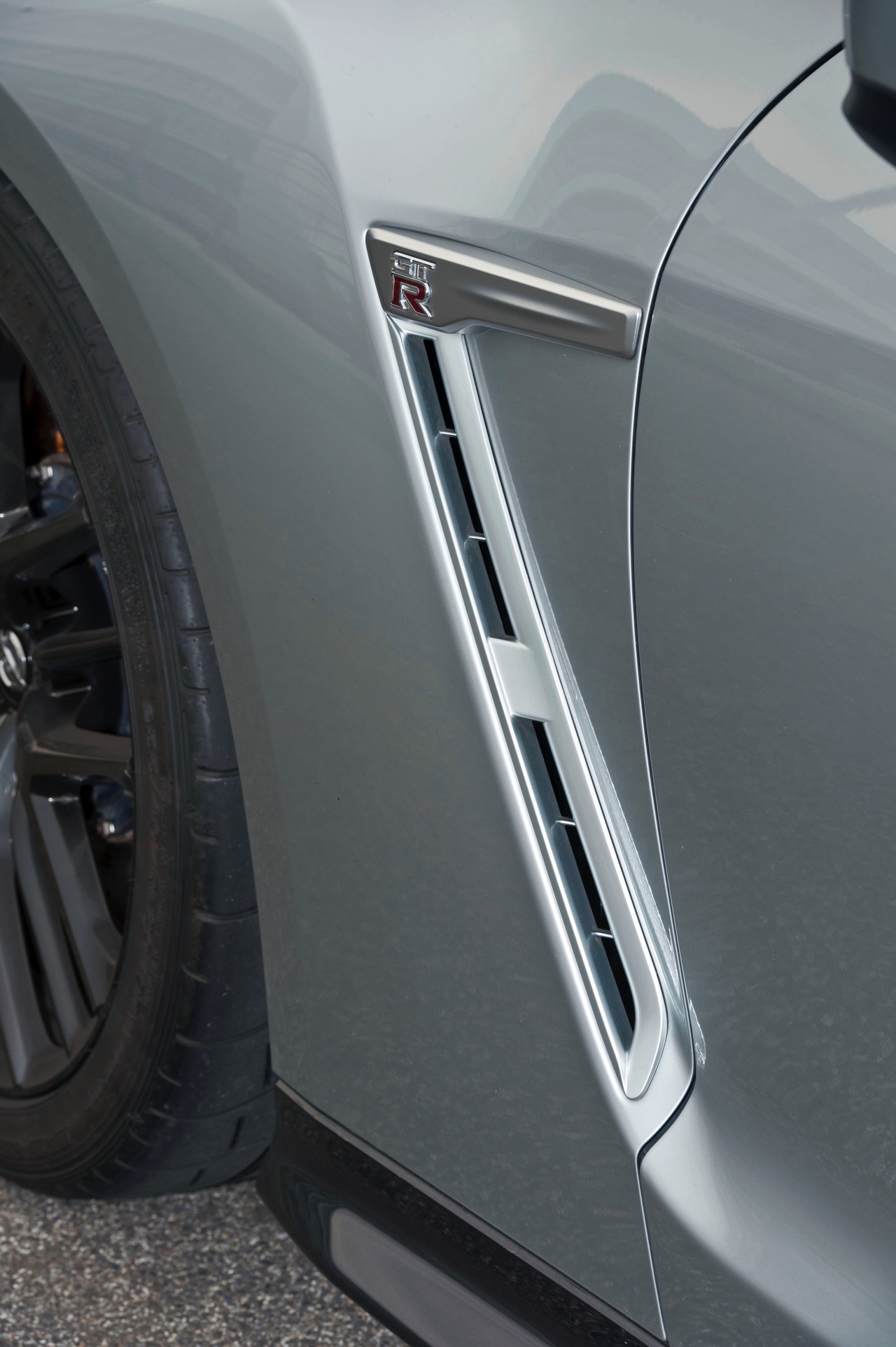 AutoVandaag deed een rijtest met de vernieuwde 2017 Nissan GT-R. Deze keer meer optische dan technische aanpassingen. Hoe pakt dat uit voor de verpletterende GT-R?