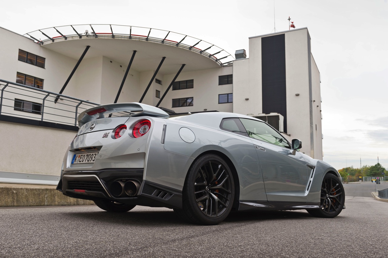 AutoVandaag deed een rijtest met de vernieuwde 2017 Nissan GT-R. Deze keer meer optische dan technische aanpassingen. Hoe pakt dat uit voor de verpletterende GT-R?