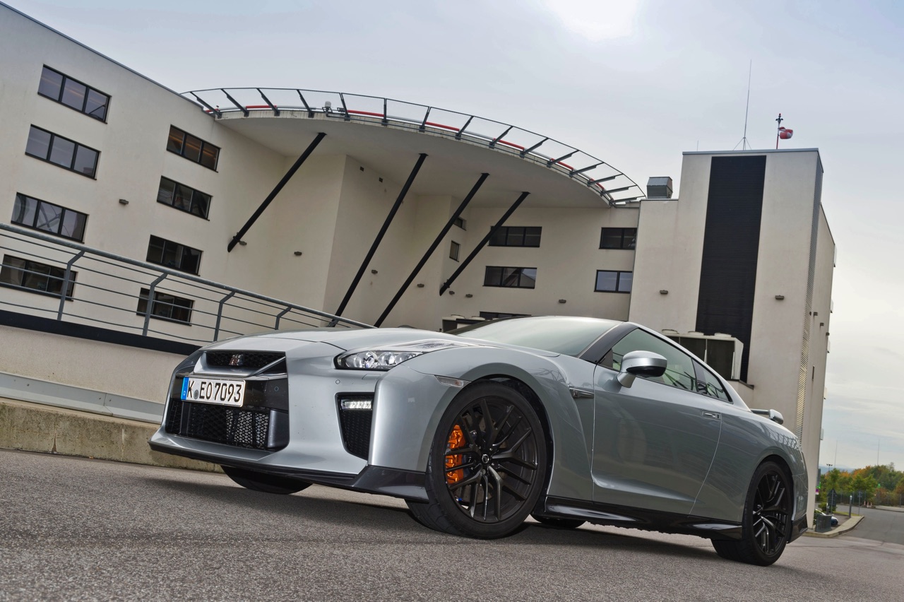 AutoVandaag deed een rijtest met de vernieuwde 2017 Nissan GT-R. Deze keer meer optische dan technische aanpassingen. Hoe pakt dat uit voor de verpletterende GT-R?