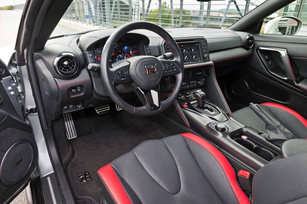 AutoVandaag deed een rijtest met de vernieuwde 2017 Nissan GT-R. Deze keer meer optische dan technische aanpassingen. Hoe pakt dat uit voor de verpletterende GT-R?