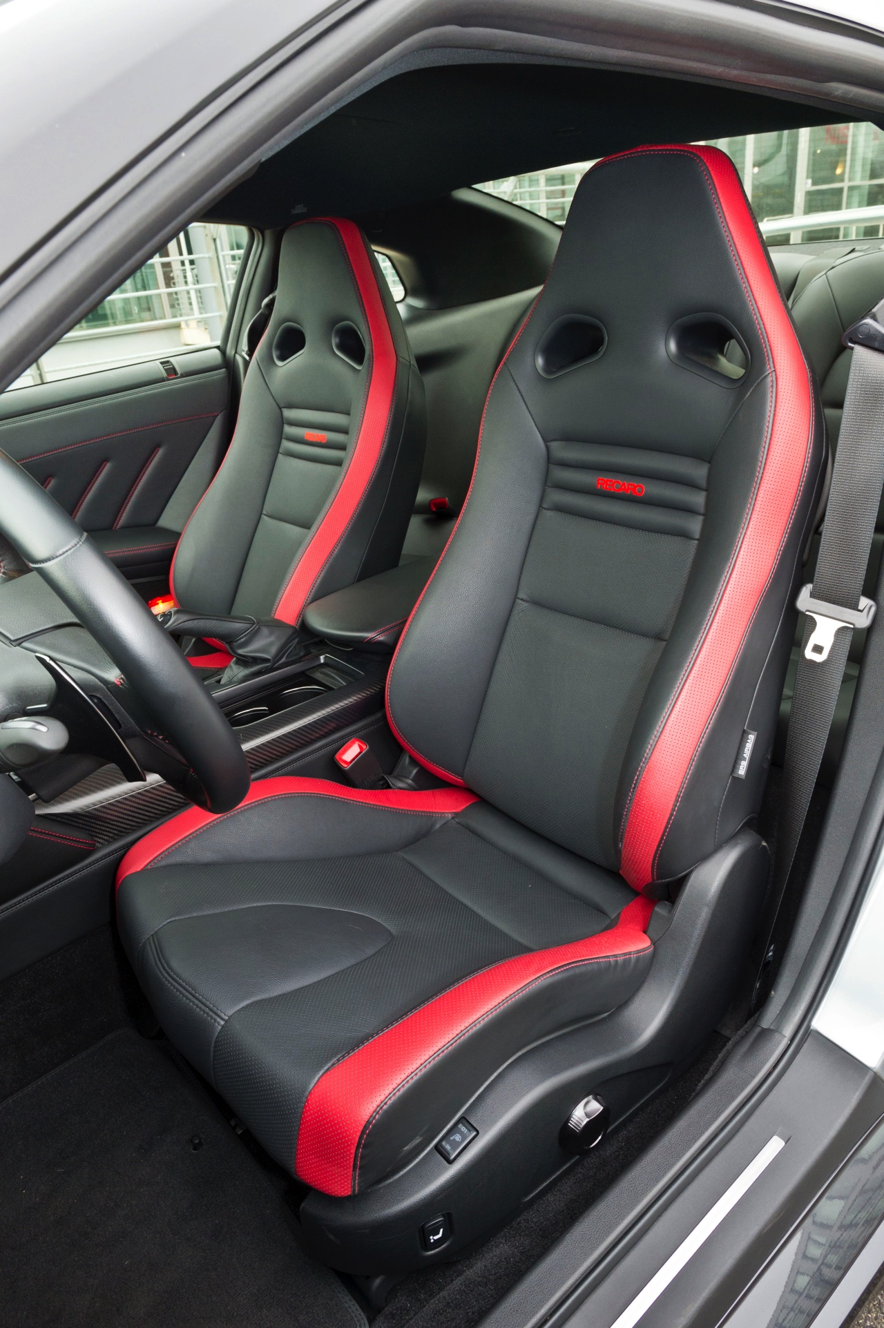 AutoVandaag deed een rijtest met de vernieuwde 2017 Nissan GT-R. Deze keer meer optische dan technische aanpassingen. Hoe pakt dat uit voor de verpletterende GT-R?