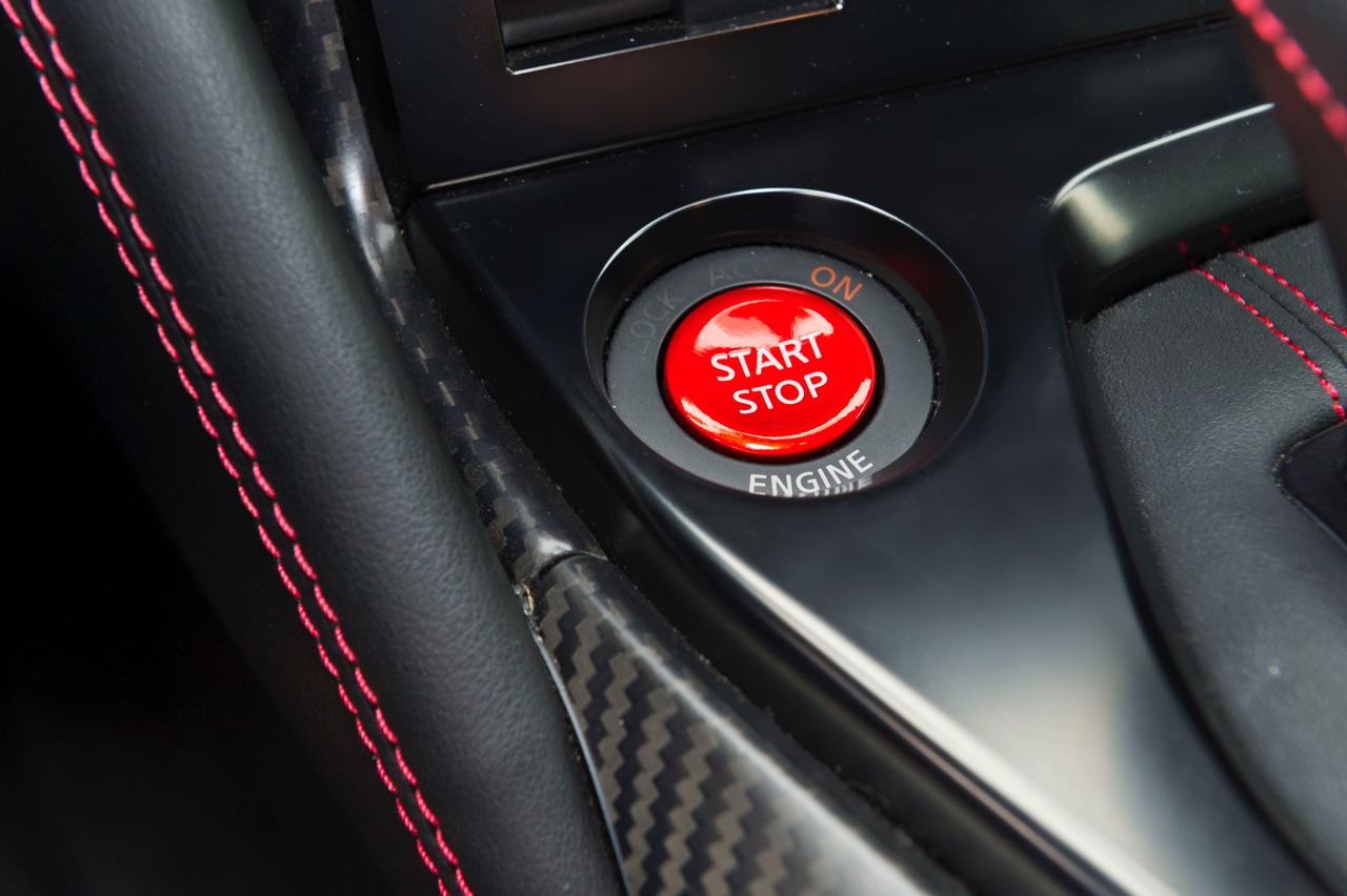 AutoVandaag deed een rijtest met de vernieuwde 2017 Nissan GT-R. Deze keer meer optische dan technische aanpassingen. Hoe pakt dat uit voor de verpletterende GT-R?