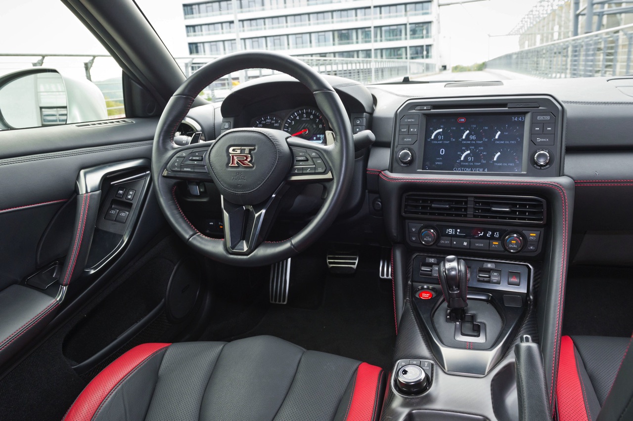 AutoVandaag deed een rijtest met de vernieuwde 2017 Nissan GT-R. Deze keer meer optische dan technische aanpassingen. Hoe pakt dat uit voor de verpletterende GT-R?