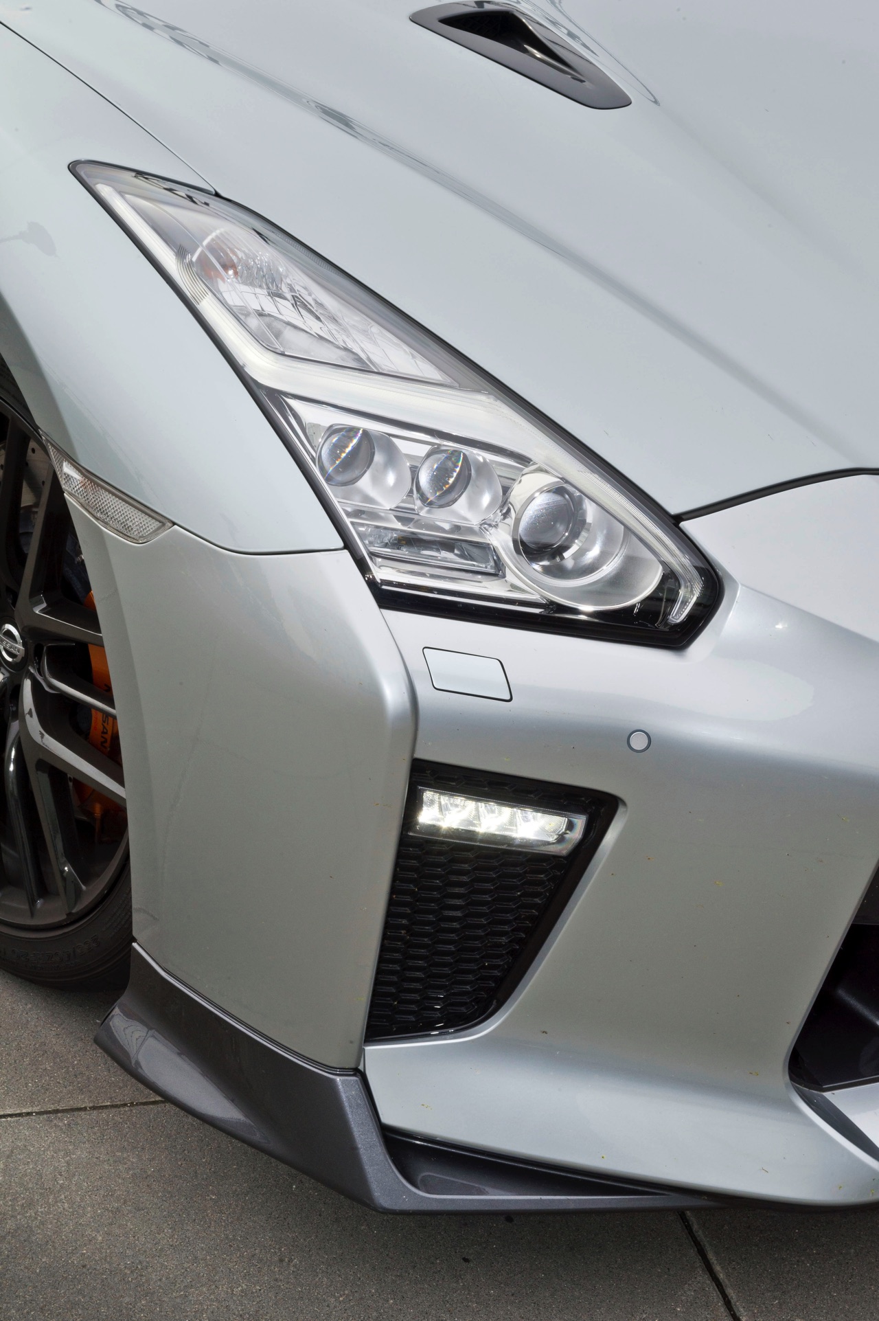 AutoVandaag deed een rijtest met de vernieuwde 2017 Nissan GT-R. Deze keer meer optische dan technische aanpassingen. Hoe pakt dat uit voor de verpletterende GT-R?