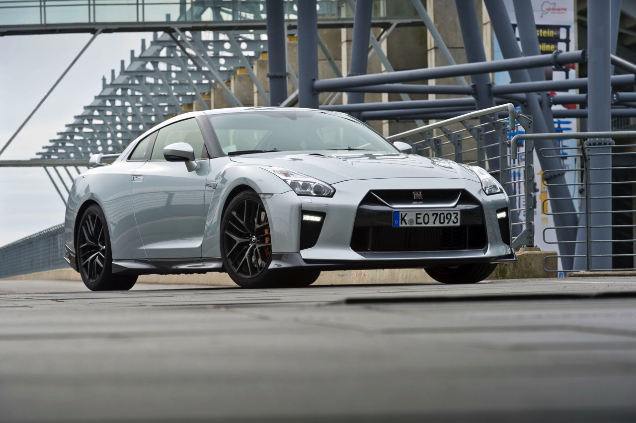 AutoVandaag deed een rijtest met de vernieuwde 2017 Nissan GT-R. Deze keer meer optische dan technische aanpassingen. Hoe pakt dat uit voor de verpletterende GT-R?