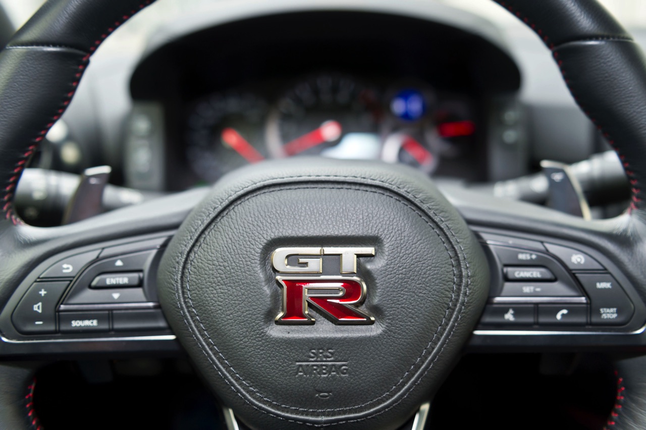 AutoVandaag deed een rijtest met de vernieuwde 2017 Nissan GT-R. Deze keer meer optische dan technische aanpassingen. Hoe pakt dat uit voor de verpletterende GT-R?