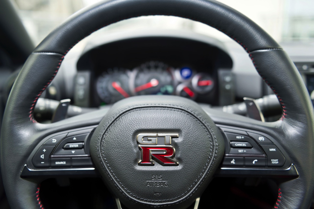 AutoVandaag deed een rijtest met de vernieuwde 2017 Nissan GT-R. Deze keer meer optische dan technische aanpassingen. Hoe pakt dat uit voor de verpletterende GT-R?
