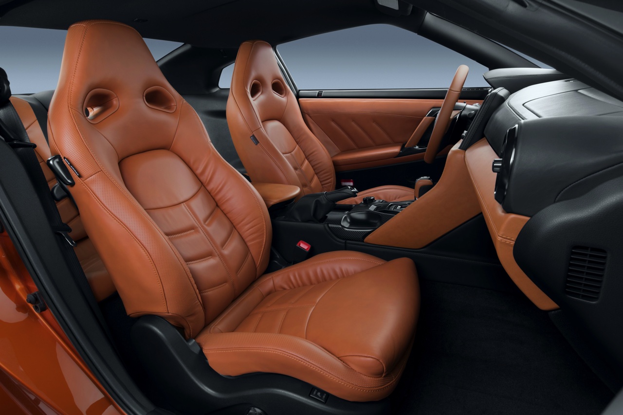 De 2017 Nissan GT-R heeft de meest ingrijpende facelift sinds de introductie van het model in 2007. Nissan tilt de supercar naar 570 pk. HIj beleeft zijn primeur in New York.
