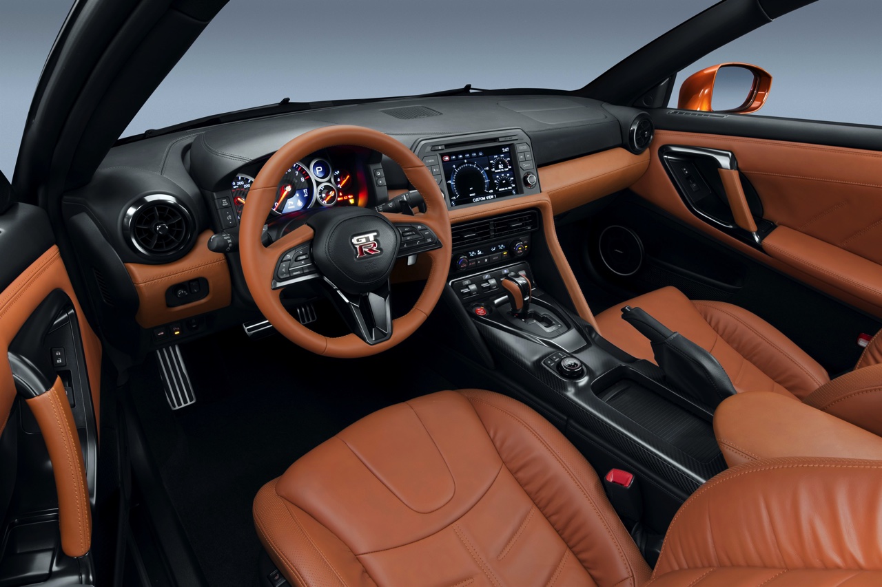 De 2017 Nissan GT-R heeft de meest ingrijpende facelift sinds de introductie van het model in 2007. Nissan tilt de supercar naar 570 pk. HIj beleeft zijn primeur in New York.