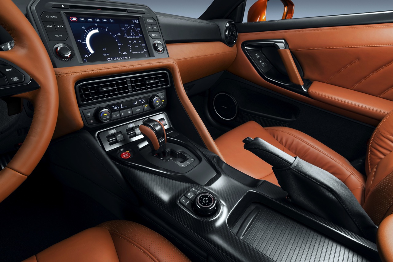 De 2017 Nissan GT-R heeft de meest ingrijpende facelift sinds de introductie van het model in 2007. Nissan tilt de supercar naar 570 pk. HIj beleeft zijn primeur in New York.