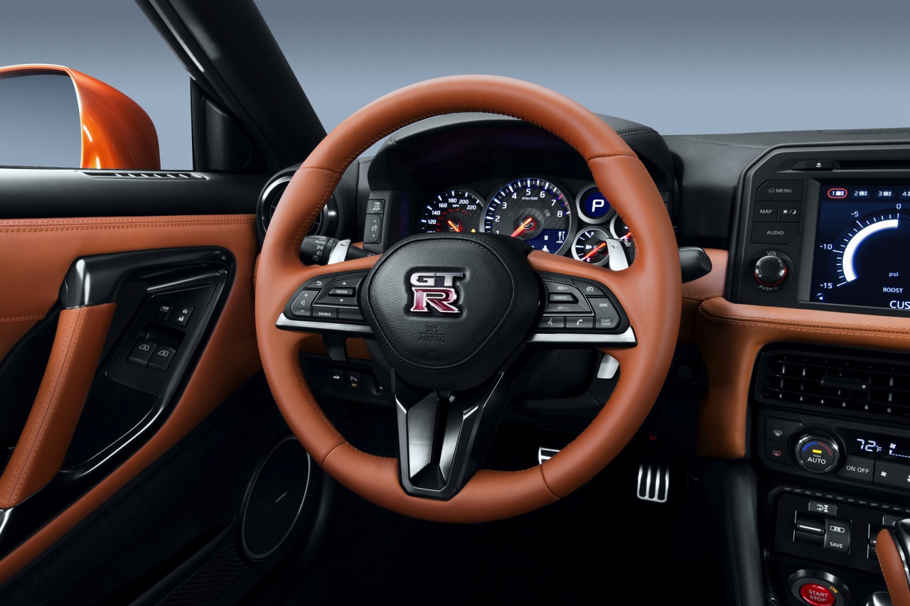 De 2017 Nissan GT-R heeft de meest ingrijpende facelift sinds de introductie van het model in 2007. Nissan tilt de supercar naar 570 pk. HIj beleeft zijn primeur in New York.