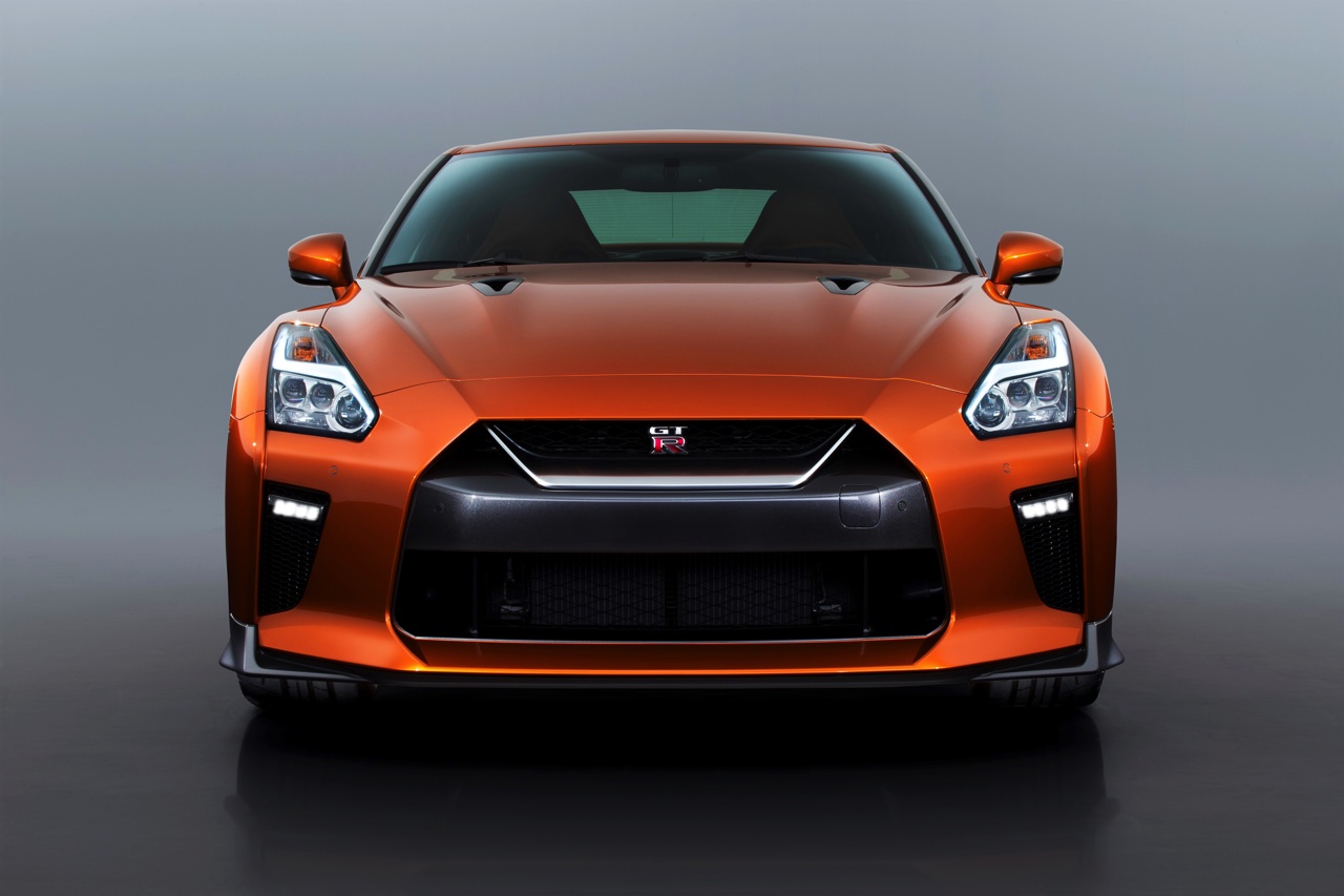 De 2017 Nissan GT-R heeft de meest ingrijpende facelift sinds de introductie van het model in 2007. Nissan tilt de supercar naar 570 pk. HIj beleeft zijn primeur in New York.