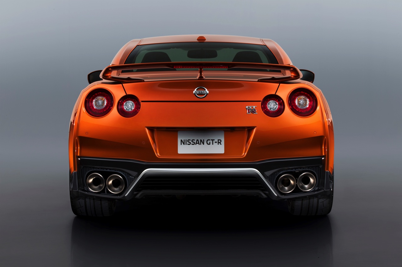 De 2017 Nissan GT-R heeft de meest ingrijpende facelift sinds de introductie van het model in 2007. Nissan tilt de supercar naar 570 pk. HIj beleeft zijn primeur in New York.