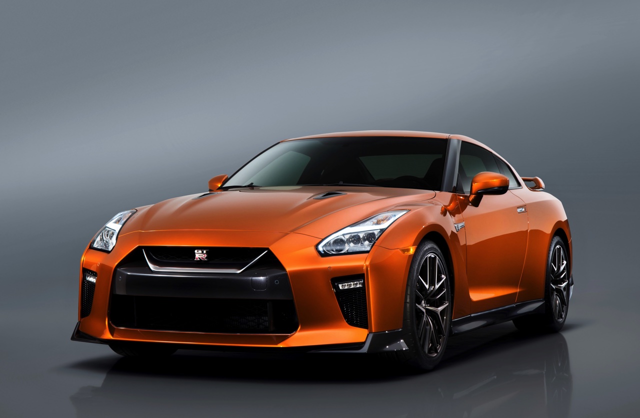 De 2017 Nissan GT-R heeft de meest ingrijpende facelift sinds de introductie van het model in 2007. Nissan tilt de supercar naar 570 pk. HIj beleeft zijn primeur in New York.