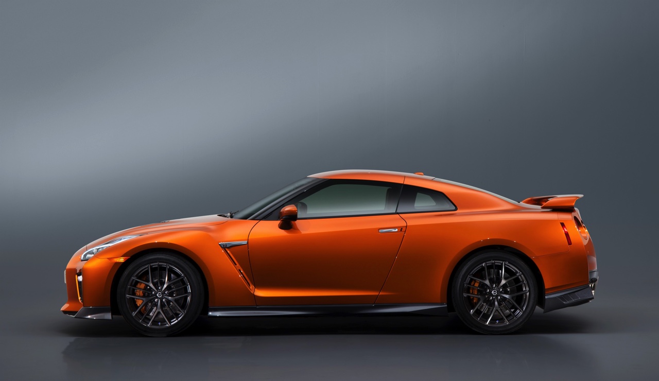 De 2017 Nissan GT-R heeft de meest ingrijpende facelift sinds de introductie van het model in 2007. Nissan tilt de supercar naar 570 pk. HIj beleeft zijn primeur in New York.