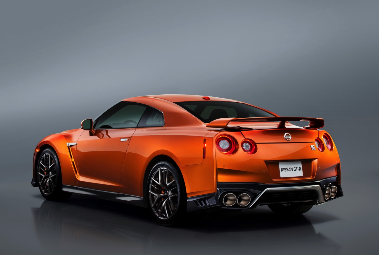 De 2017 Nissan GT-R heeft de meest ingrijpende facelift sinds de introductie van het model in 2007. Nissan tilt de supercar naar 570 pk. HIj beleeft zijn primeur in New York.