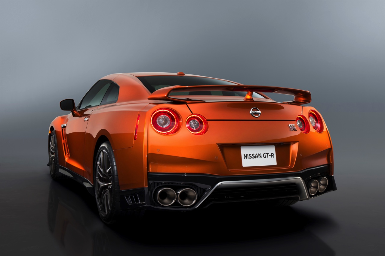 De 2017 Nissan GT-R heeft de meest ingrijpende facelift sinds de introductie van het model in 2007. Nissan tilt de supercar naar 570 pk. HIj beleeft zijn primeur in New York.
