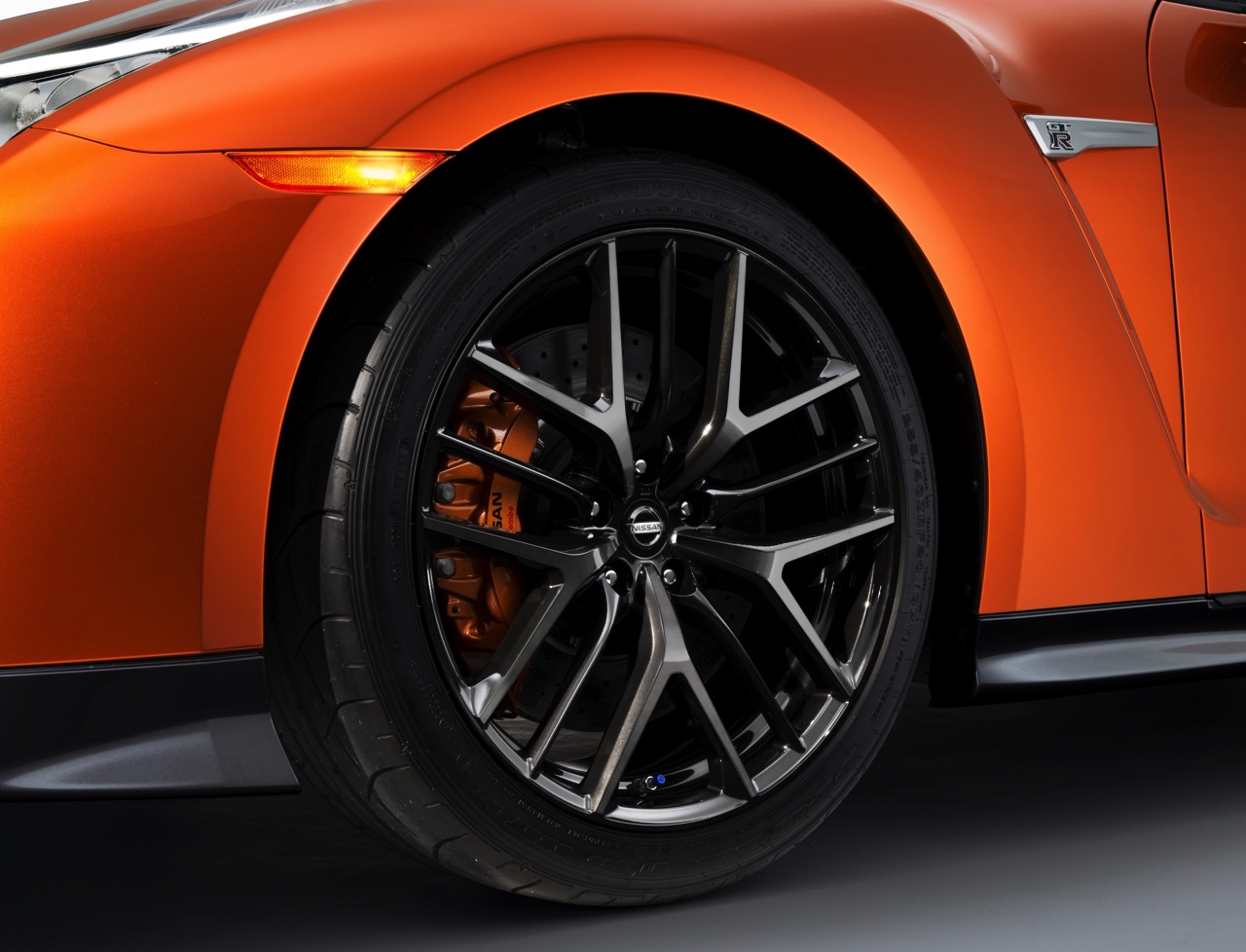De 2017 Nissan GT-R heeft de meest ingrijpende facelift sinds de introductie van het model in 2007. Nissan tilt de supercar naar 570 pk. HIj beleeft zijn primeur in New York.