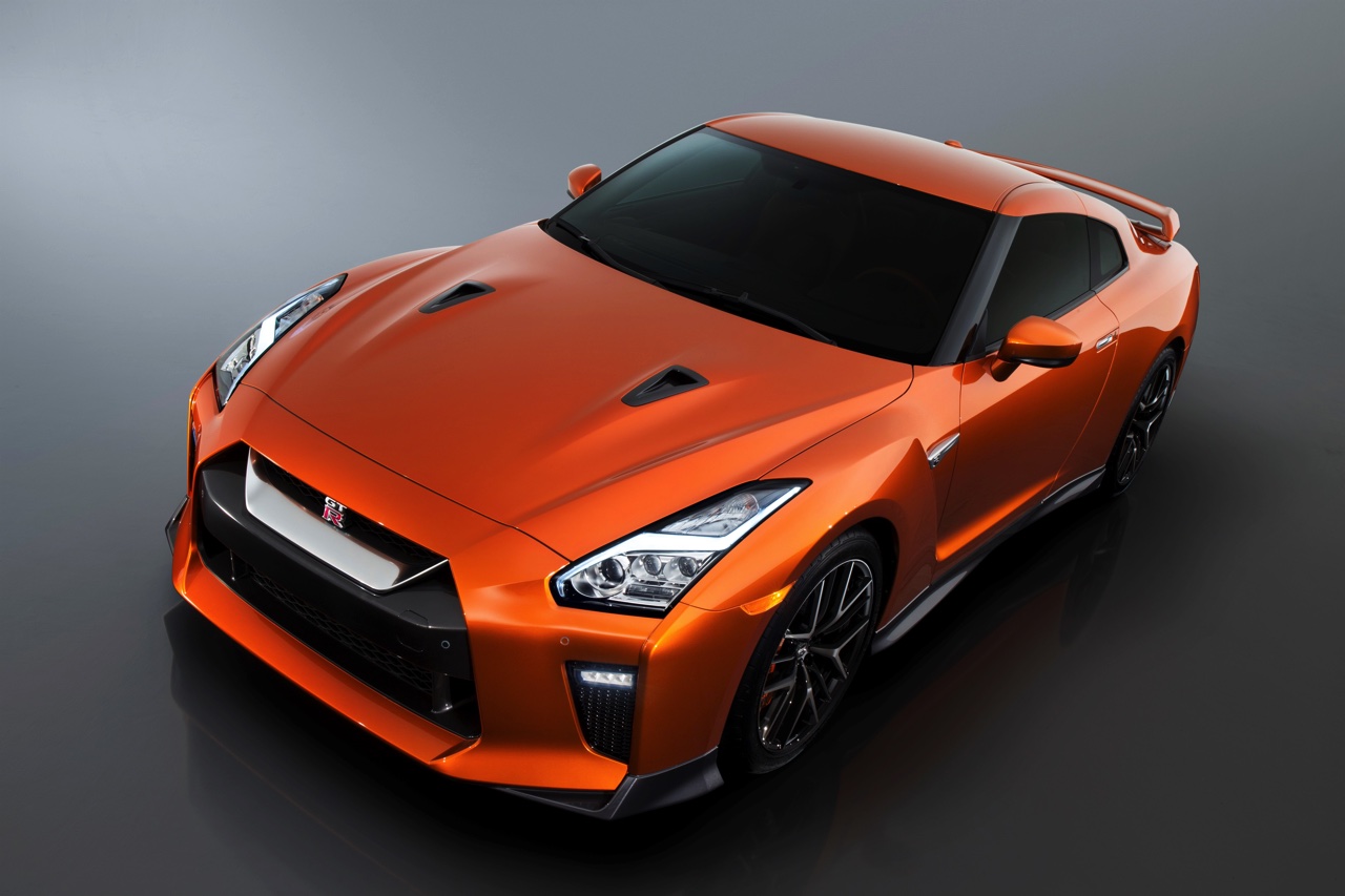 De 2017 Nissan GT-R heeft de meest ingrijpende facelift sinds de introductie van het model in 2007. Nissan tilt de supercar naar 570 pk. HIj beleeft zijn primeur in New York.
