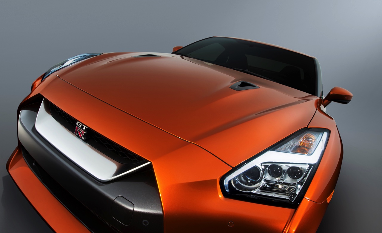 De 2017 Nissan GT-R heeft de meest ingrijpende facelift sinds de introductie van het model in 2007. Nissan tilt de supercar naar 570 pk. HIj beleeft zijn primeur in New York.