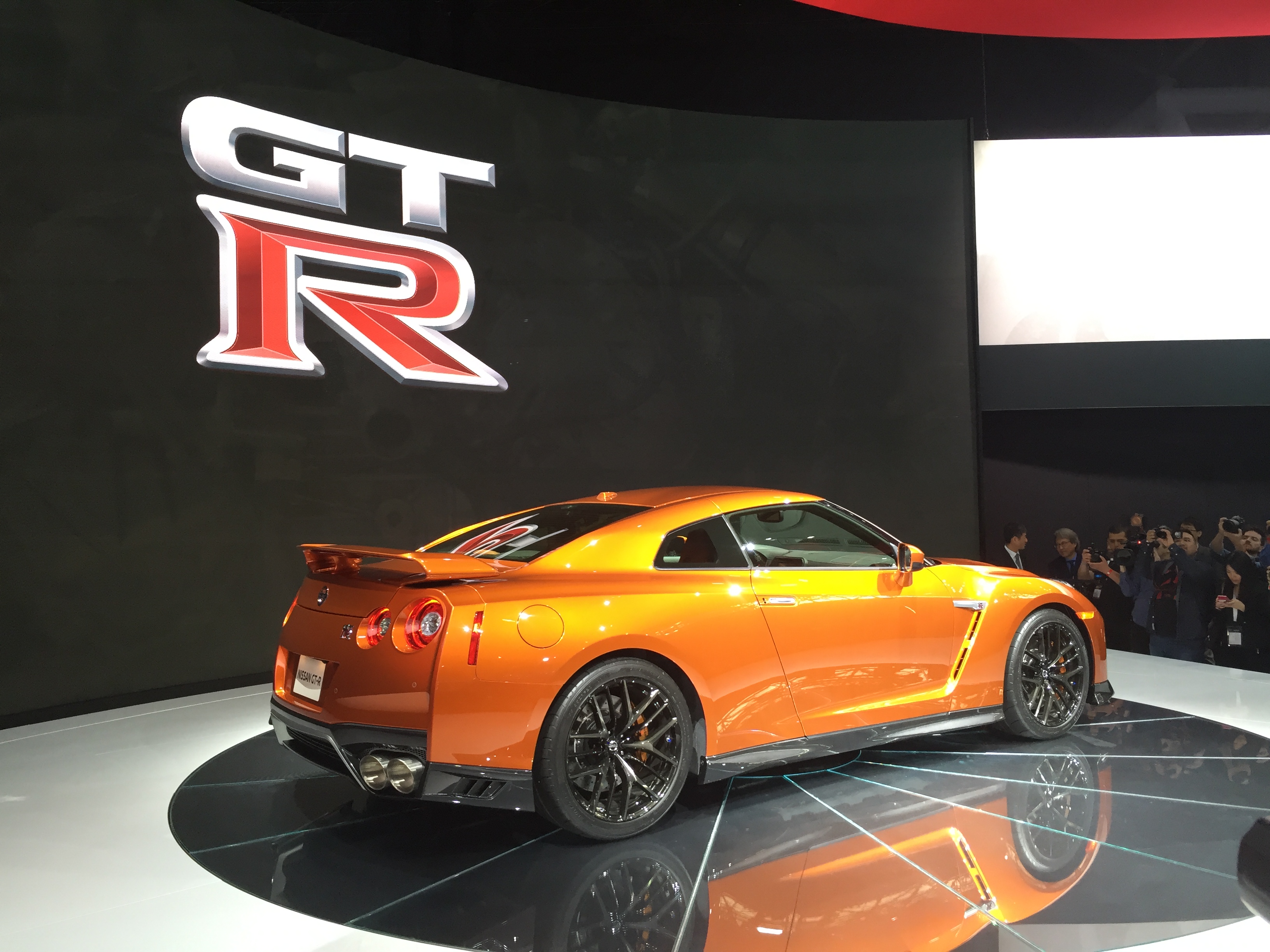 De 2017 Nissan GT-R heeft de meest ingrijpende facelift sinds de introductie van het model in 2007. Nissan tilt de supercar naar 570 pk. HIj beleeft zijn primeur in New York.