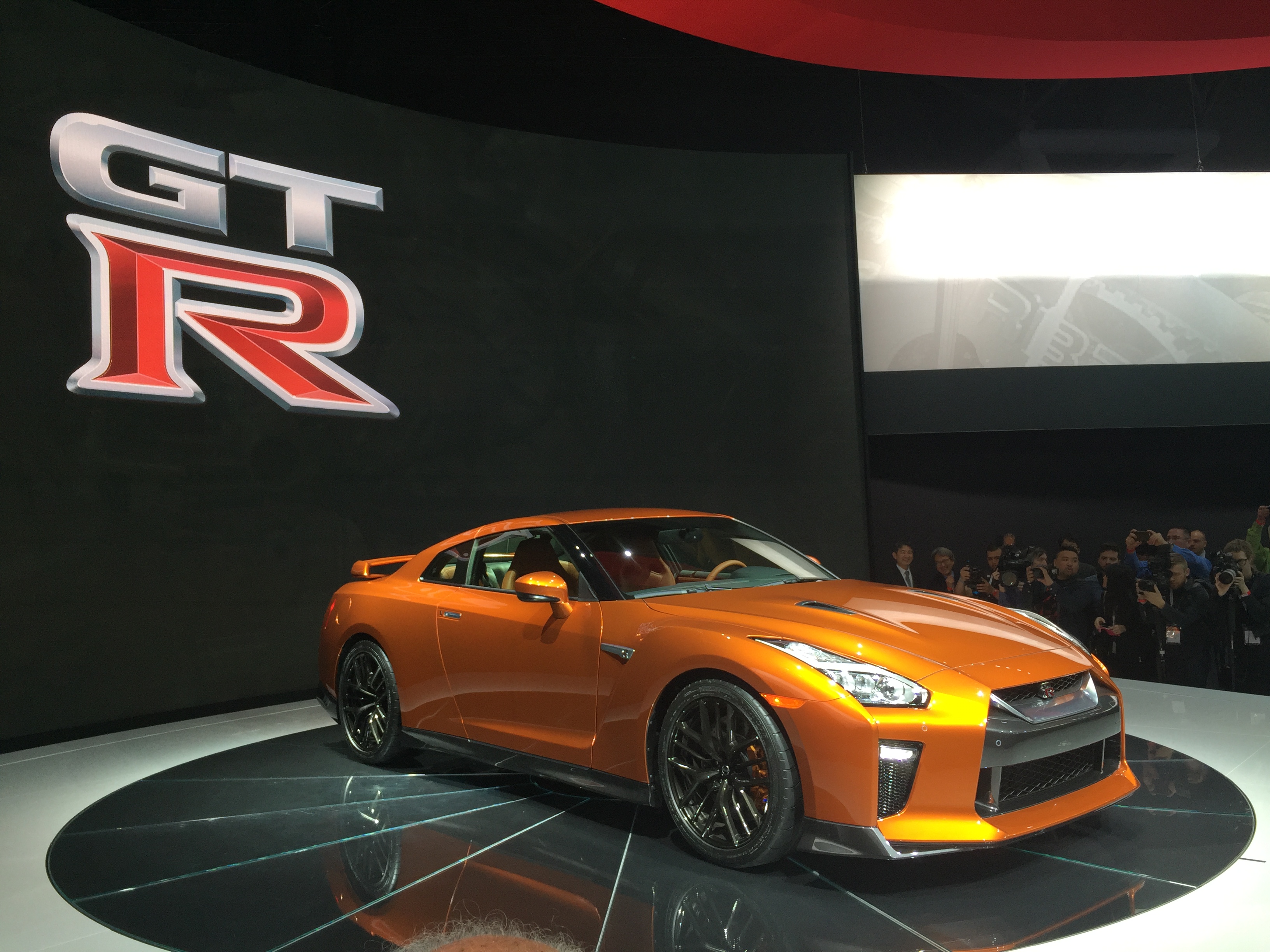 De 2017 Nissan GT-R heeft de meest ingrijpende facelift sinds de introductie van het model in 2007. Nissan tilt de supercar naar 570 pk. HIj beleeft zijn primeur in New York.