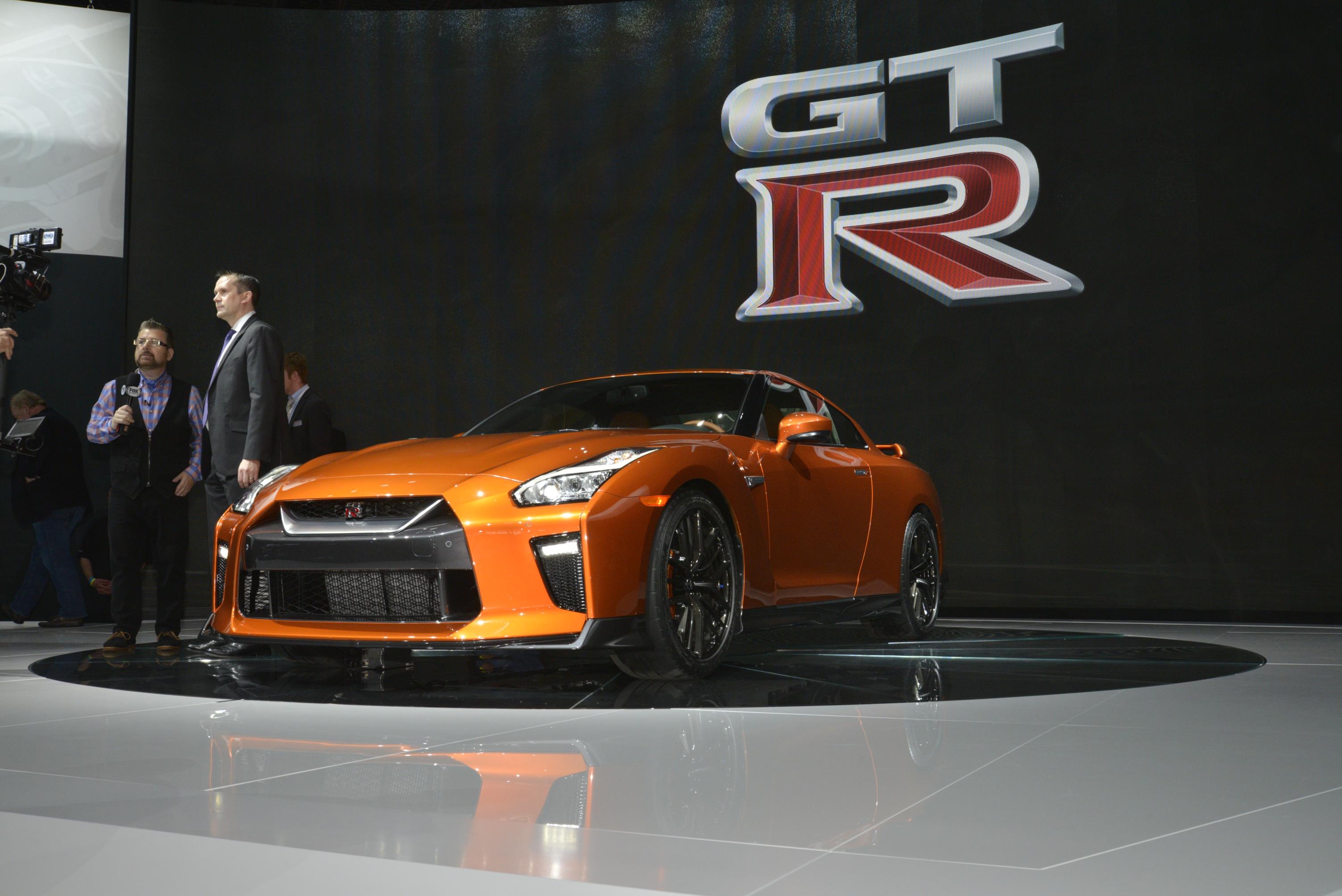 De 2017 Nissan GT-R heeft de meest ingrijpende facelift sinds de introductie van het model in 2007. Nissan tilt de supercar naar 570 pk. HIj beleeft zijn primeur in New York.