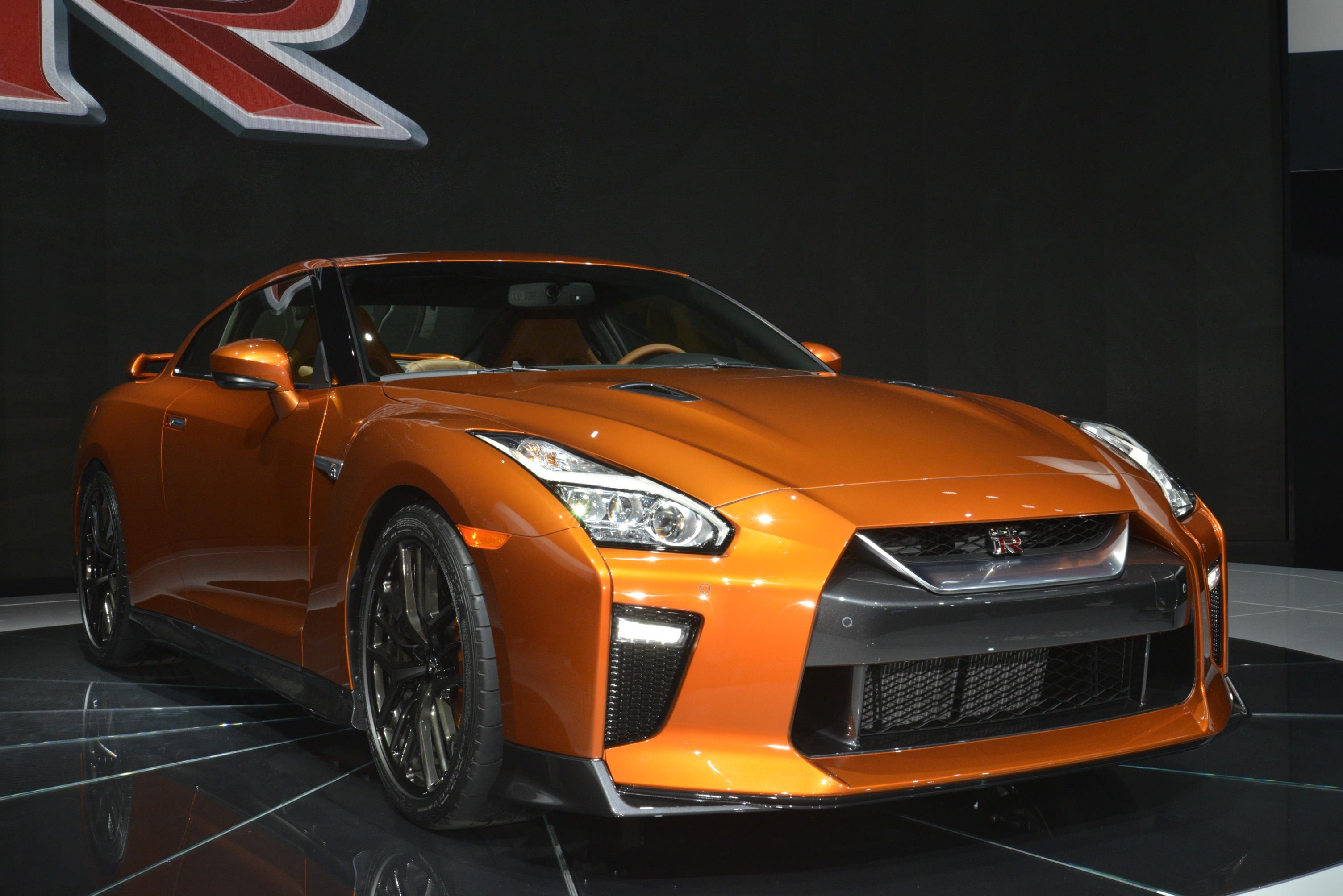 De 2017 Nissan GT-R heeft de meest ingrijpende facelift sinds de introductie van het model in 2007. Nissan tilt de supercar naar 570 pk. HIj beleeft zijn primeur in New York.
