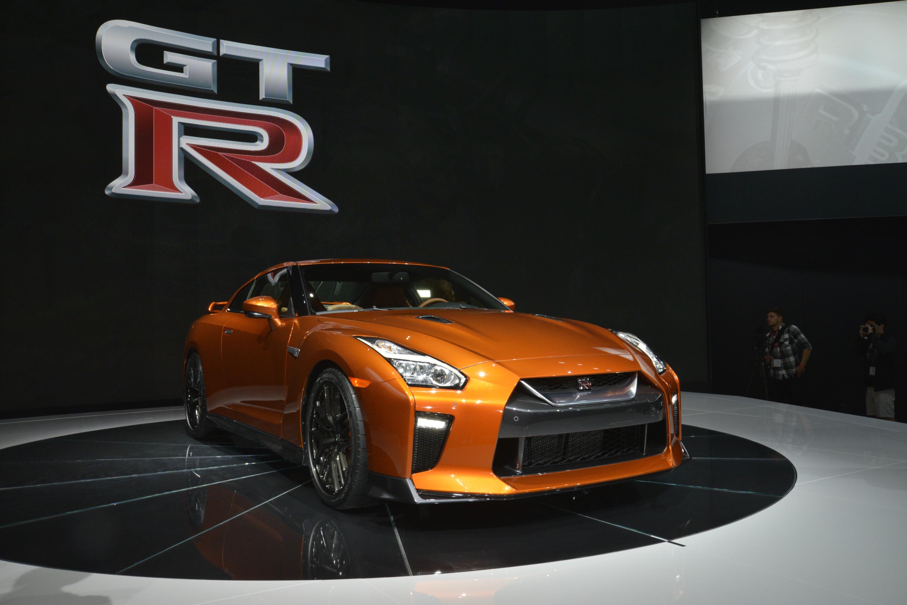 De 2017 Nissan GT-R heeft de meest ingrijpende facelift sinds de introductie van het model in 2007. Nissan tilt de supercar naar 570 pk. HIj beleeft zijn primeur in New York.