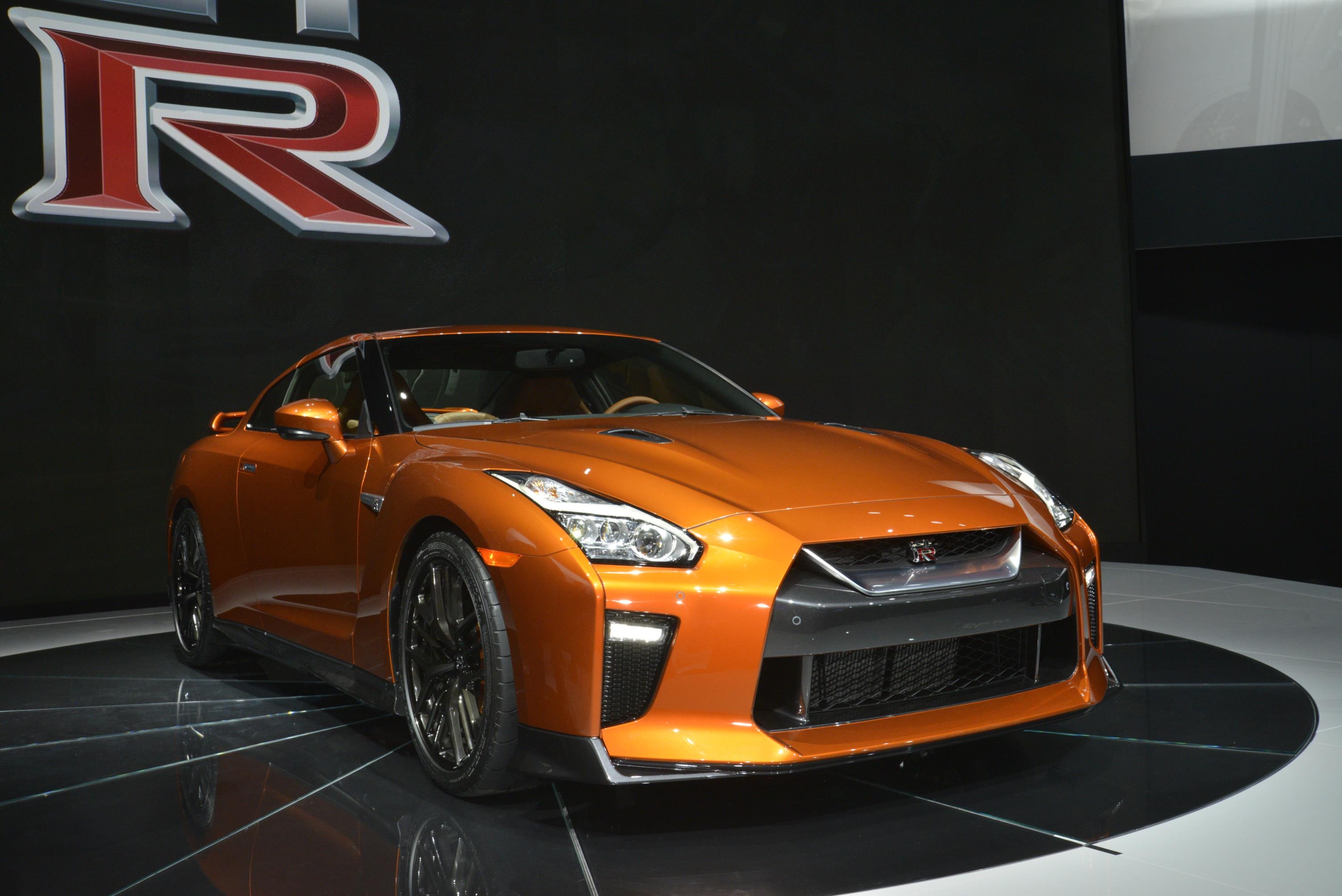 De 2017 Nissan GT-R heeft de meest ingrijpende facelift sinds de introductie van het model in 2007. Nissan tilt de supercar naar 570 pk. HIj beleeft zijn primeur in New York.