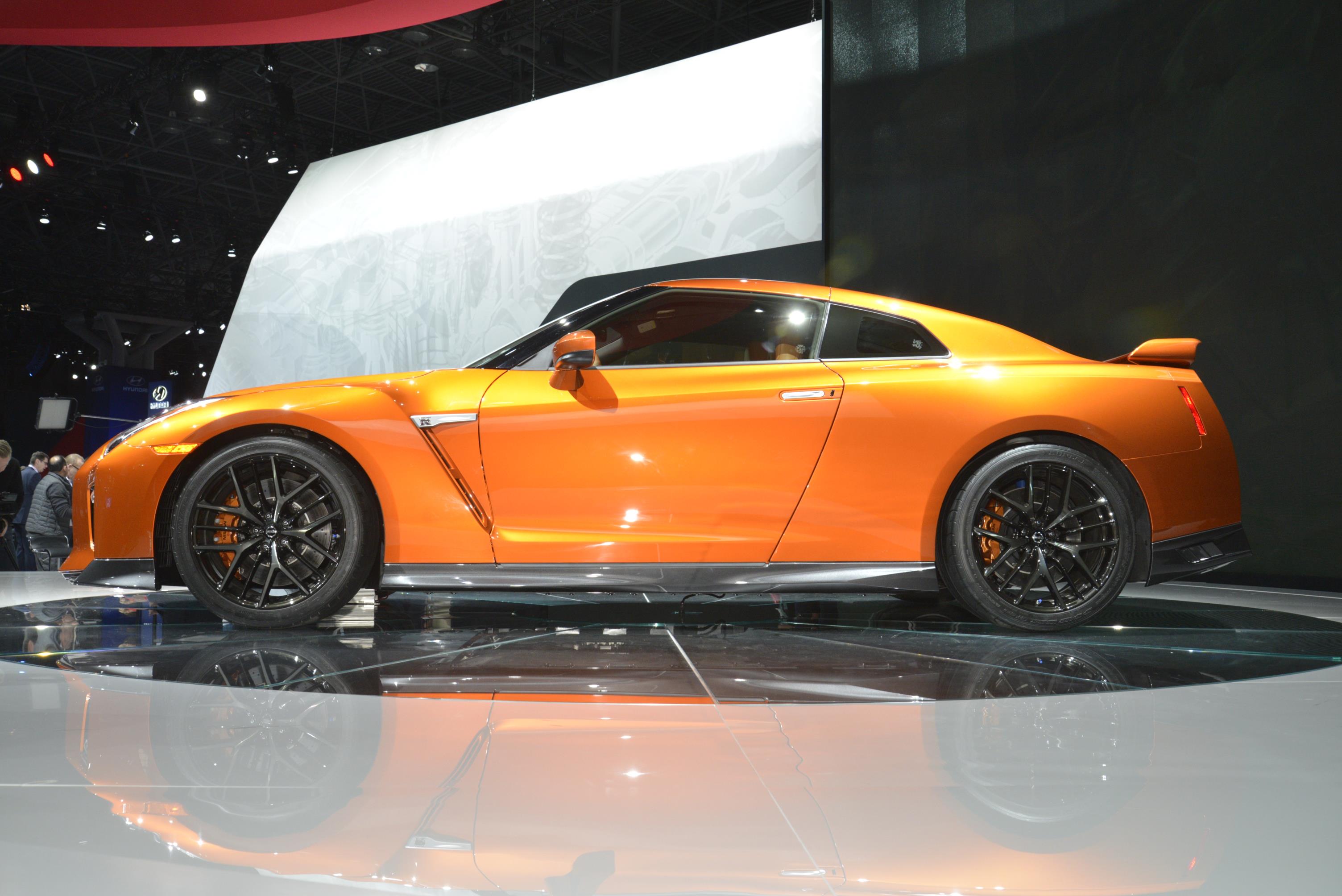 De 2017 Nissan GT-R heeft de meest ingrijpende facelift sinds de introductie van het model in 2007. Nissan tilt de supercar naar 570 pk. HIj beleeft zijn primeur in New York.